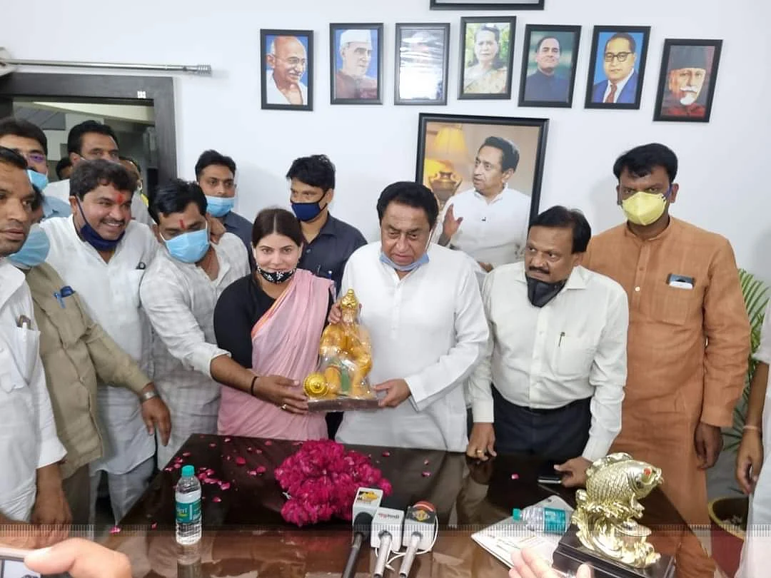 Congress spokesperson Noori Khan presents an idol of Lord Hanuman to ex-CM Kamal Nath when the latter called on her in Ujjain in Saturday