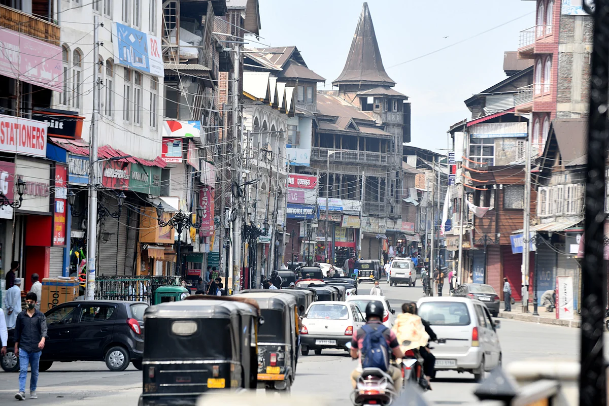 Crowded streets witnessed in Sringar as the J&K administration began the process of easing out the lockdown.
Visuals from Lal Chowk in Srinagar, Kashmir.
