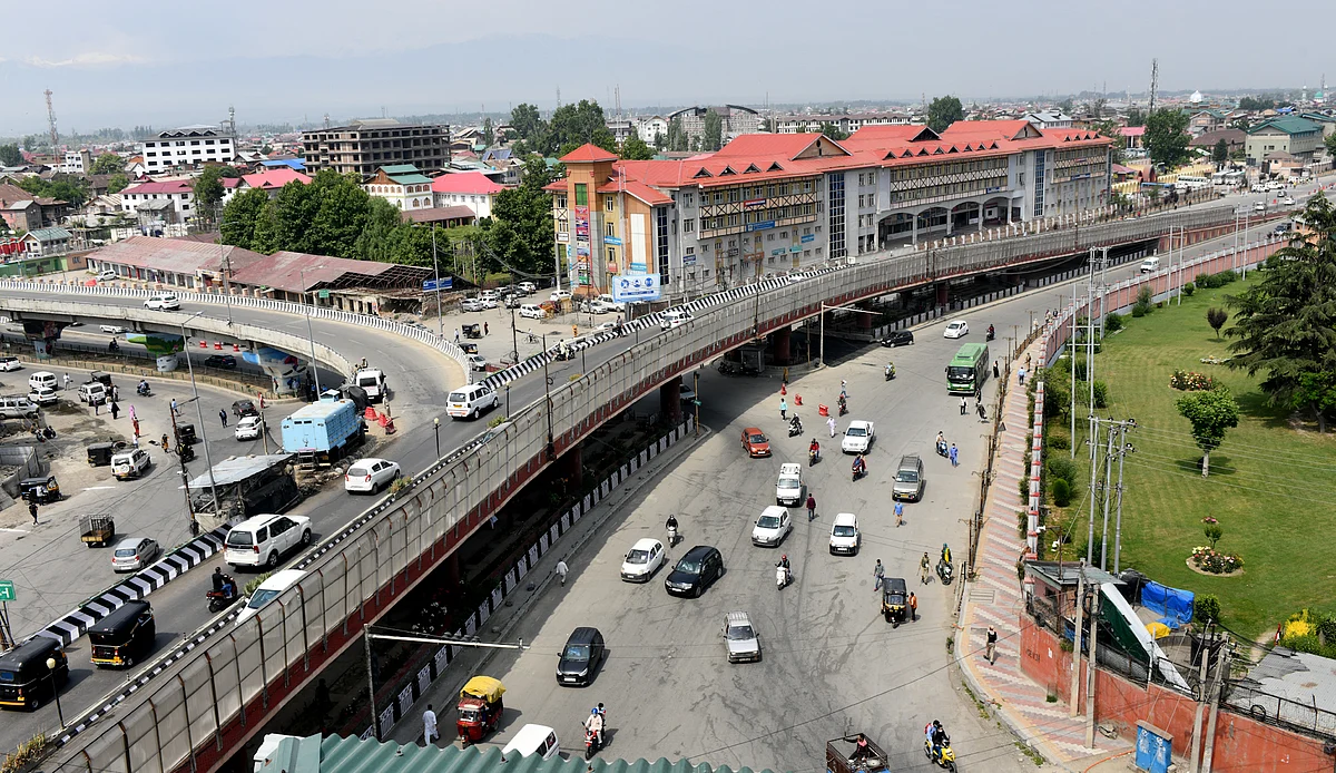 The J&K administration on Sunday began the process of easing out the lockdown, limiting the corona curfew to nights and weekends only. Visuals from Lal Chowk in Srinagar, Kashmir.