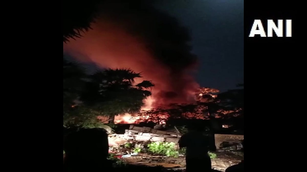 Mumbai: Fire breaks out in suburban market, spreads to shops - Vimarsana News