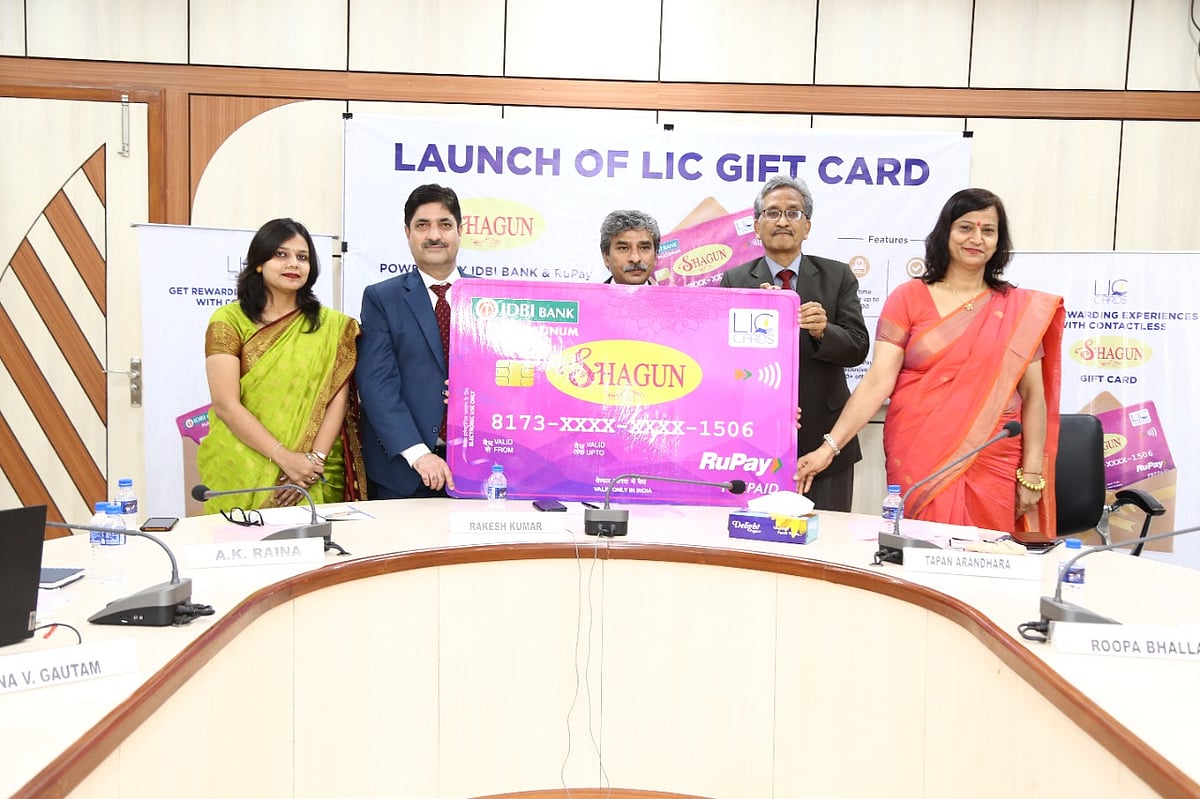 MR Kumar, Chairman, LIC hands over the first receipt under ePgs to