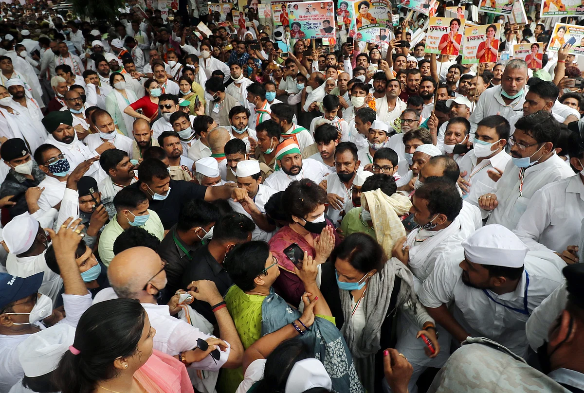 Uttar Pradesh, July 16 (ANI): All India Congress Committee (AICC) General Secretary Priyanka Gandhi Vadra arrives at Gandhi Pratima along with Party supporters to take part in silent protest against the state government over violence in panchayat elections, in Lucknow on Friday.