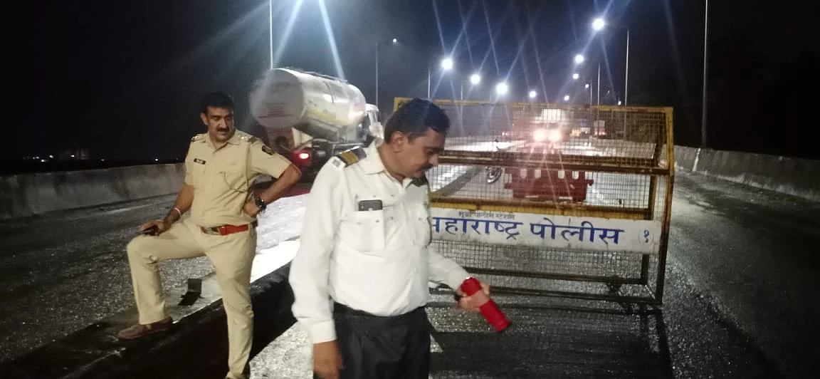 The Mumbra traffic police reached the spot and as a precautionary measure temporary barricading was done on the single lane on Mumbra bypass towards Shil-phata-Thane road.