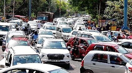 Gurugram shocker! Woman thrashed by man over honking during a traffic jam - Vimarsana News