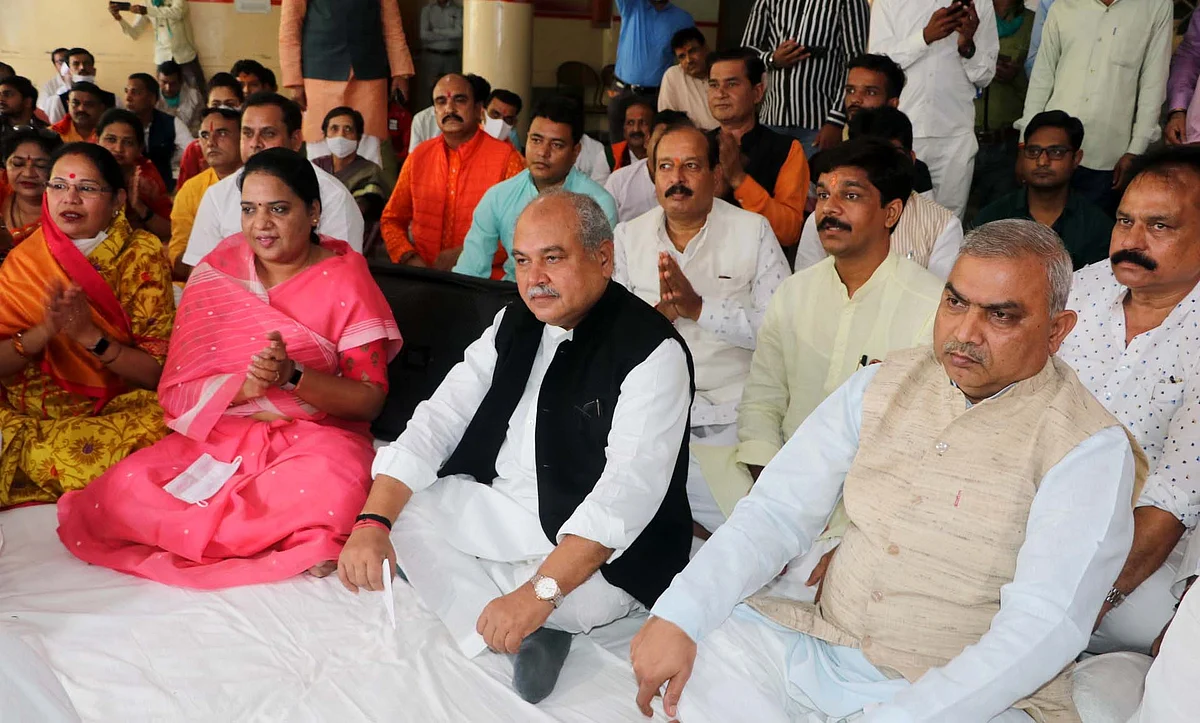 Union minister Narendra Singh Tomar and others attend “Sunderkand” recitation at BJP office on birth centenary of Kushabhau Thakre on Monday.