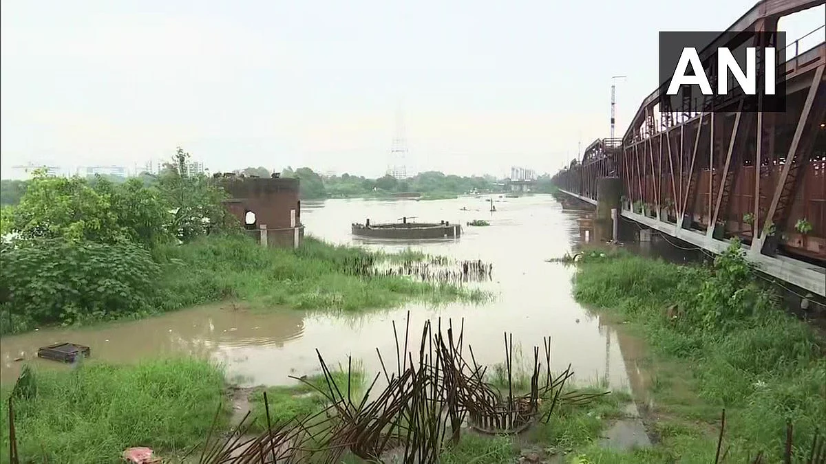 Yamuna water level rises again; close to danger mark at Loha Pul.