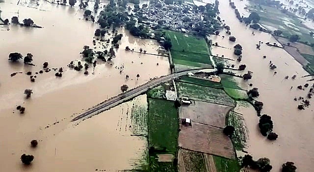 Guna: District panchayat president visits flood-affected areas - Vimarsana News