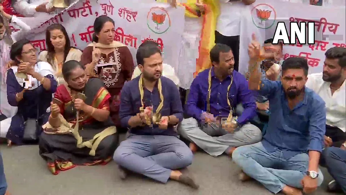 As a part of the protest, BJP workers under the leadership of state president Chandrakant Patil held protest outside Kasba Peth Ganpati Mandir in Pune, demanding reopening of religious places in Maharashtra.