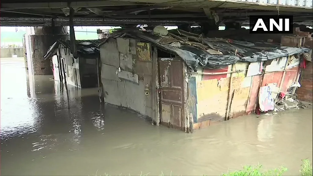 Yamuna water level rises again; close to danger mark at Loha Pul.