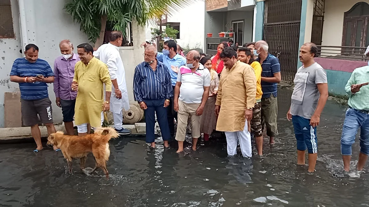 Waterlogging had occurred in Palhar Nagar and drain water also got mixed with it and the whole area was stinking.