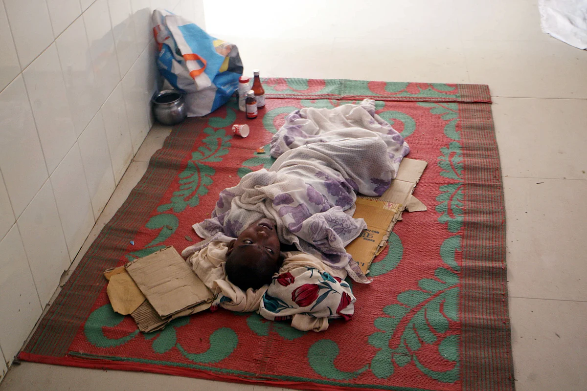 Uttar Pradesh, Sep 04 (ANI): A child seen laying on the floor outside the emergency ward for the suspicion of a mysterious viral disease at the Government Hospital, in Prayagraj on Saturday.