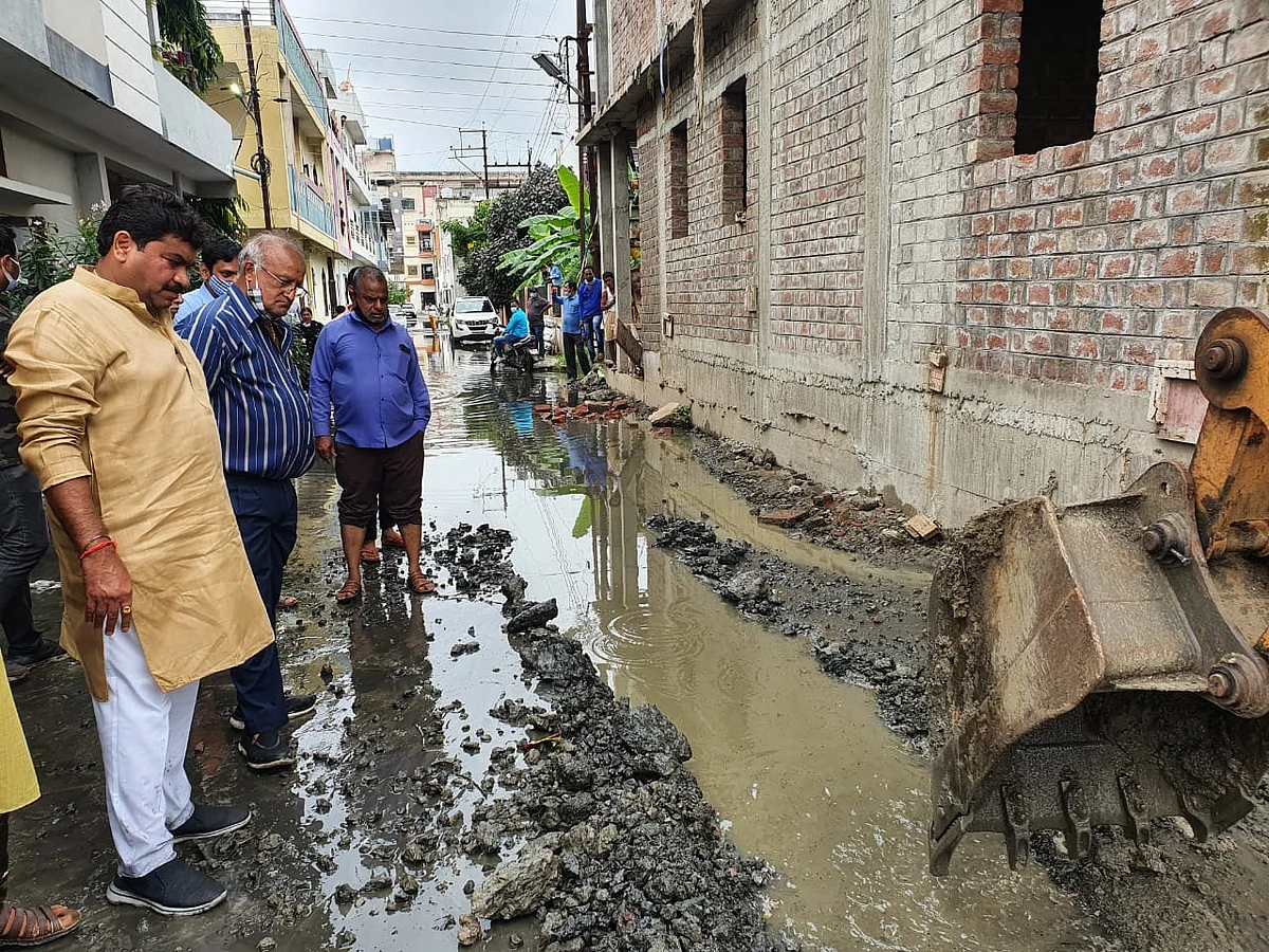 Waterlogging had occurred in Palhar Nagar and drain water also got mixed with it and the whole area was stinking.