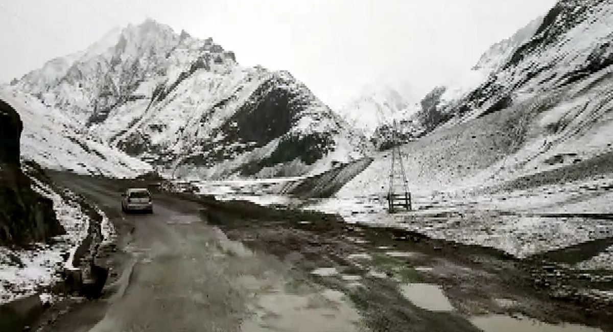 Zoji La pass witnesses the fresh snowfall near Sonmarg, in Ganderbal on Monday.