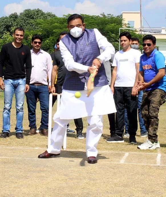 Celebrating 100 crore doses: Goodwill match held between Bhopal district administration and scribes