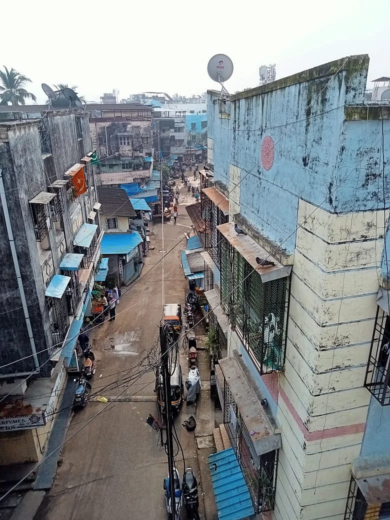 The Congress-Shiv Sena-NCP alliance has called for a bandh in Maharashtra today to protest the Lakhimpur Kheri violence that claimed the lives of 8 people including 4 farmers.
Visuals from Uran market.