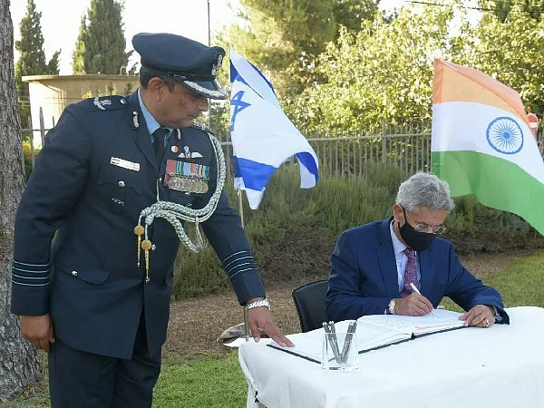 EAM Jaishankar pays tribute to Indian heroes of WWI upon his visit to cemetery in Jerusalem
