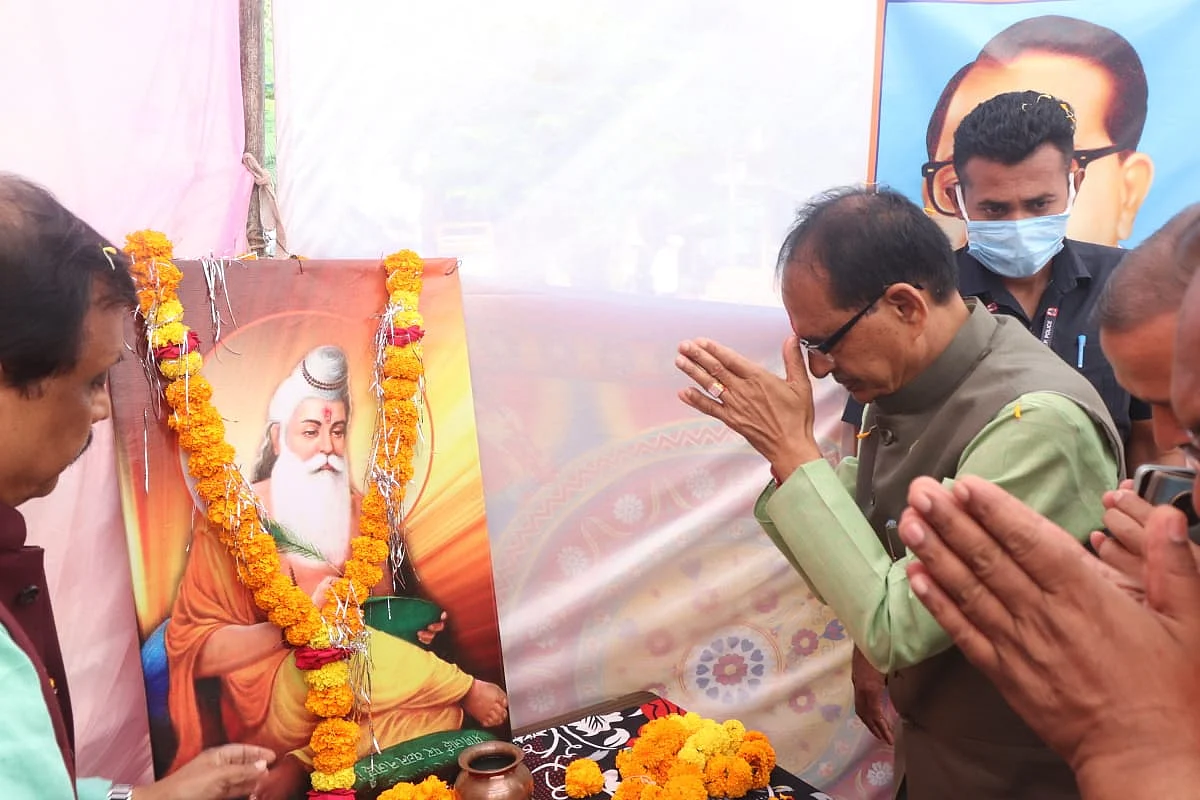 Madhya Pradesh: CM Shivraj Singh Chouhan visits Kabirsej village, pays tribute to Maharishi Valmiki