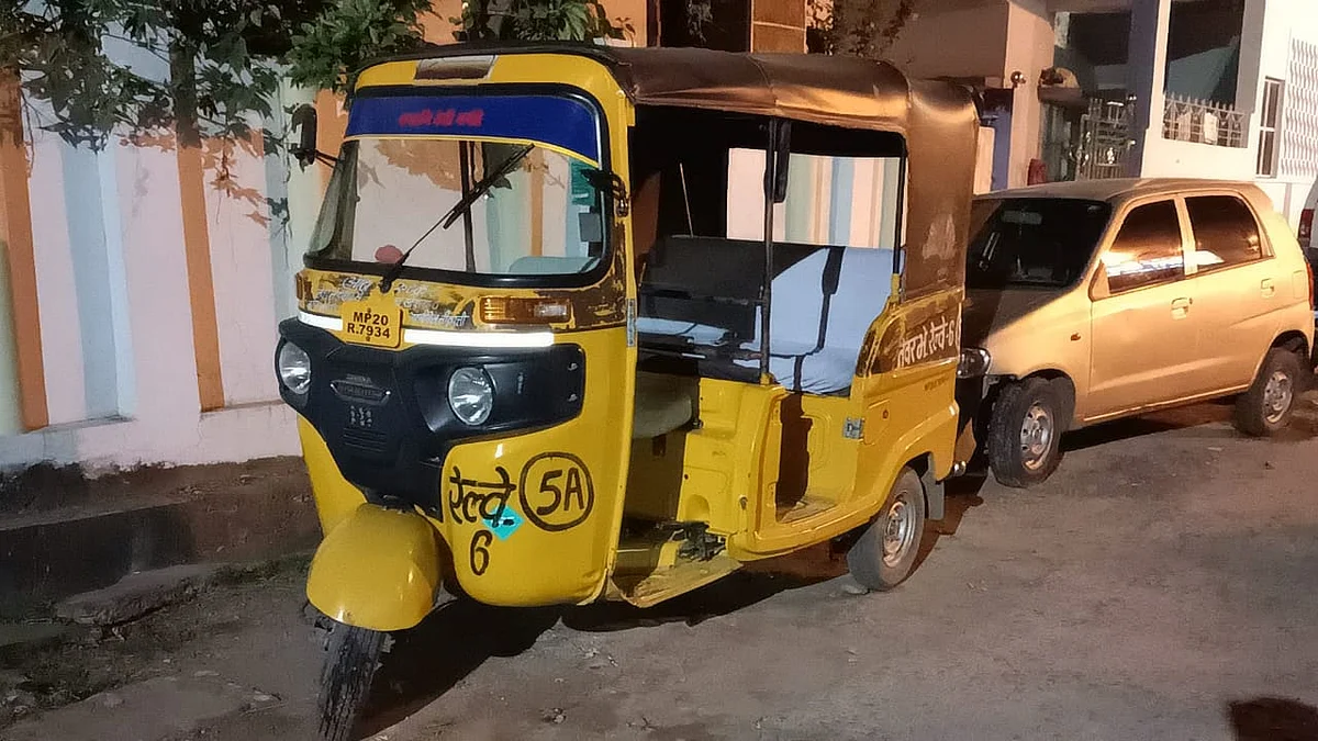 Madhya Pradesh: Auto hits girl riding activa in Jabalpur, driver drags her around half kilometres