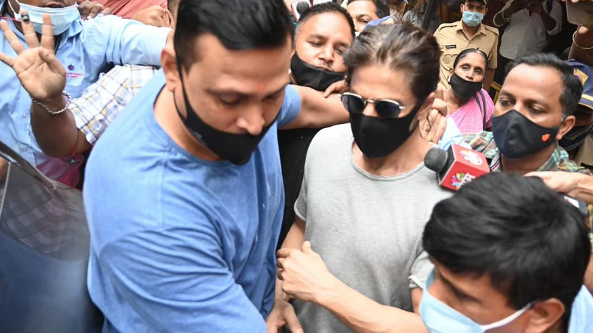 'Let him meet his kid peacefully': Netizens condemn media for mobbing SRK at Arthur Road Jail