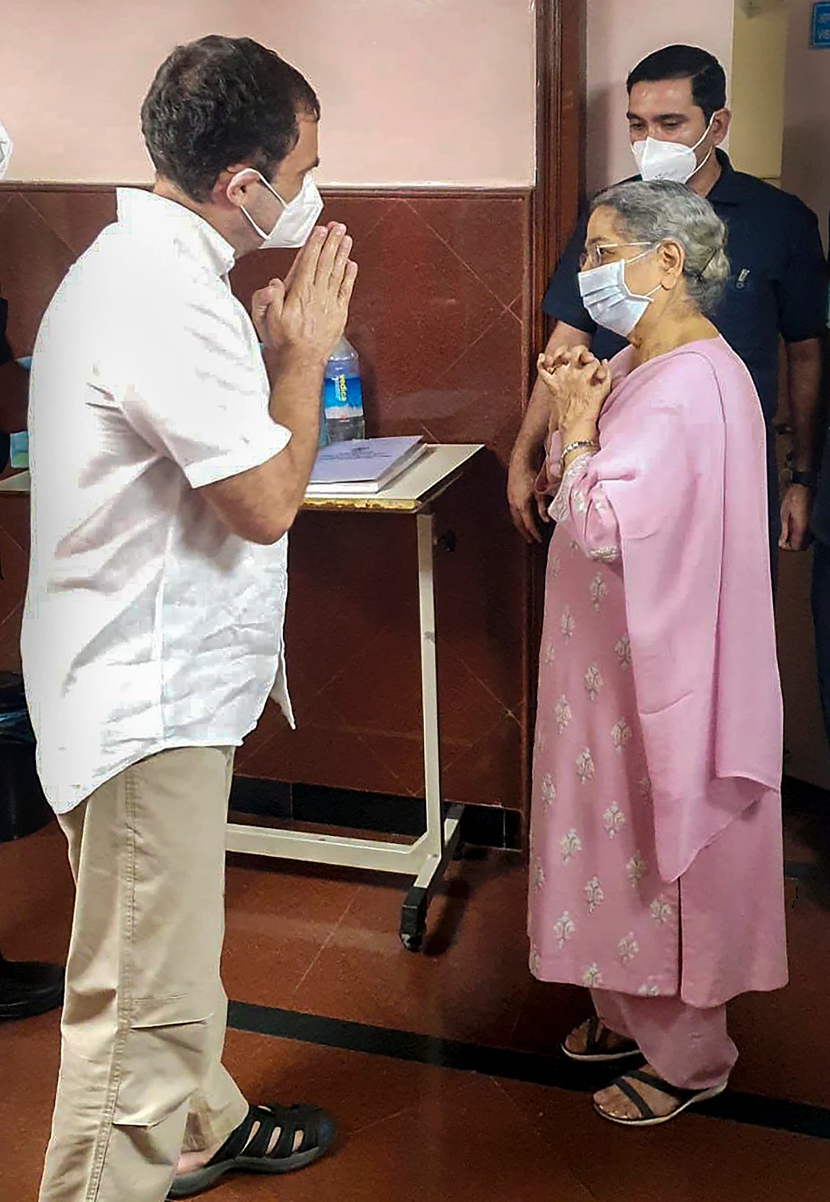 New Delhi: Congress leader Rahul Gandhi with Gursharan Kaur, wife of Manmohan Singh, during his visit to AIIMS to enquire about the health of the former prime minister, in New Delhi, Thursday, Oct. 14, 2021.