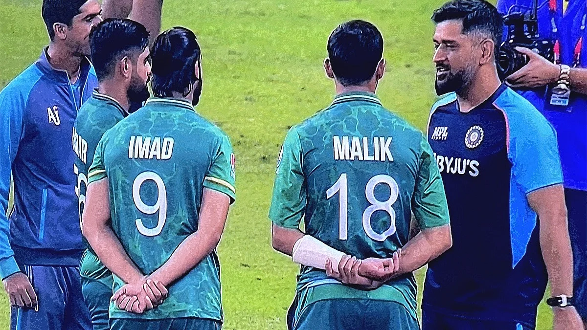 #INDvsPAK : Fans miss MS Dhoni as they watch him interact with Pakistan players after defeat