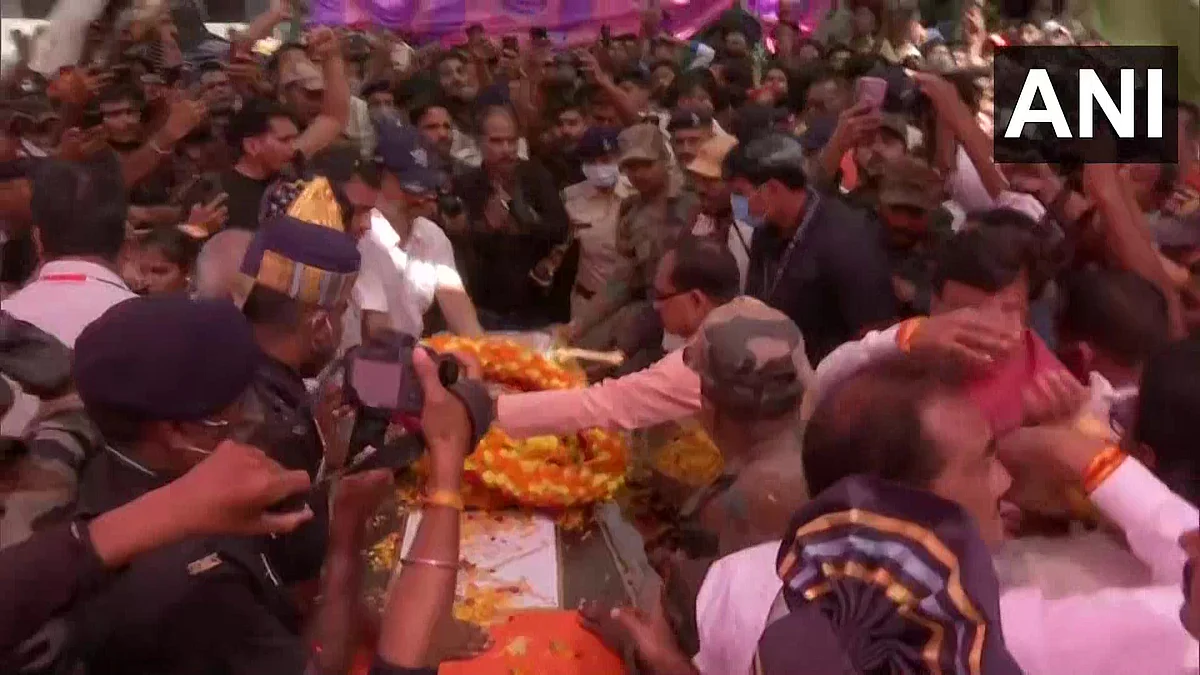 Madhya Pradesh: Mortal remains of soldier martyred in J&K cremated with full military honours