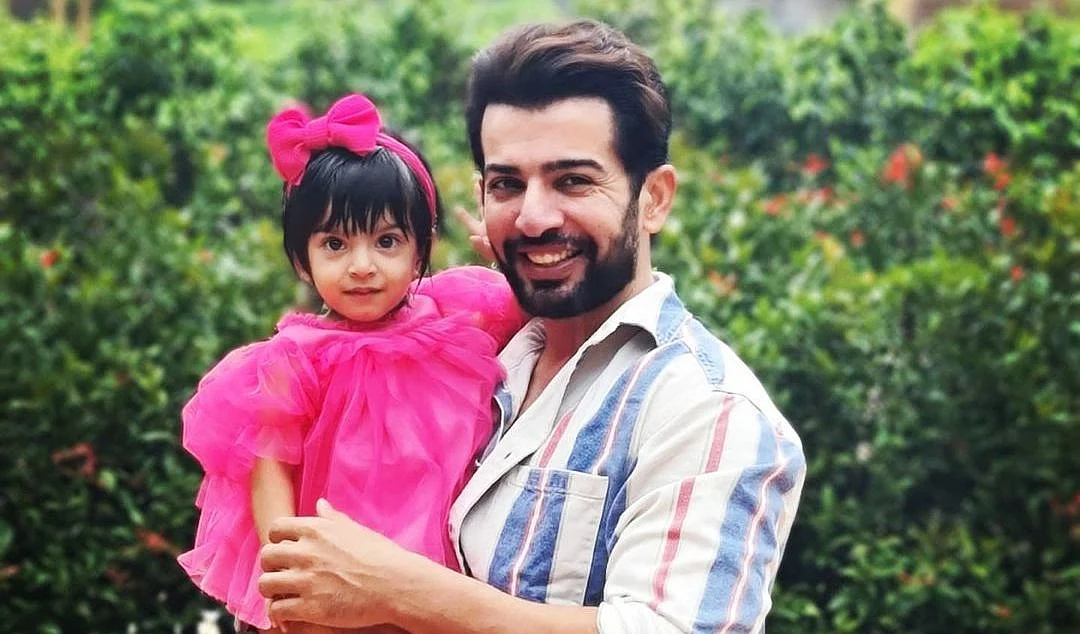 Watch: Jay Bhanushali’s daughter Tara’s adorable kiss for her ‘papa’ as she watches him on...