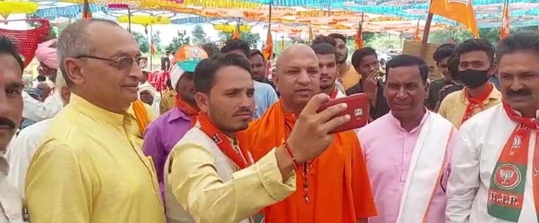 Madhya Pradesh: UP Chief Minister Yogi Yadityanath’s look-alike draws attention of crowd in...