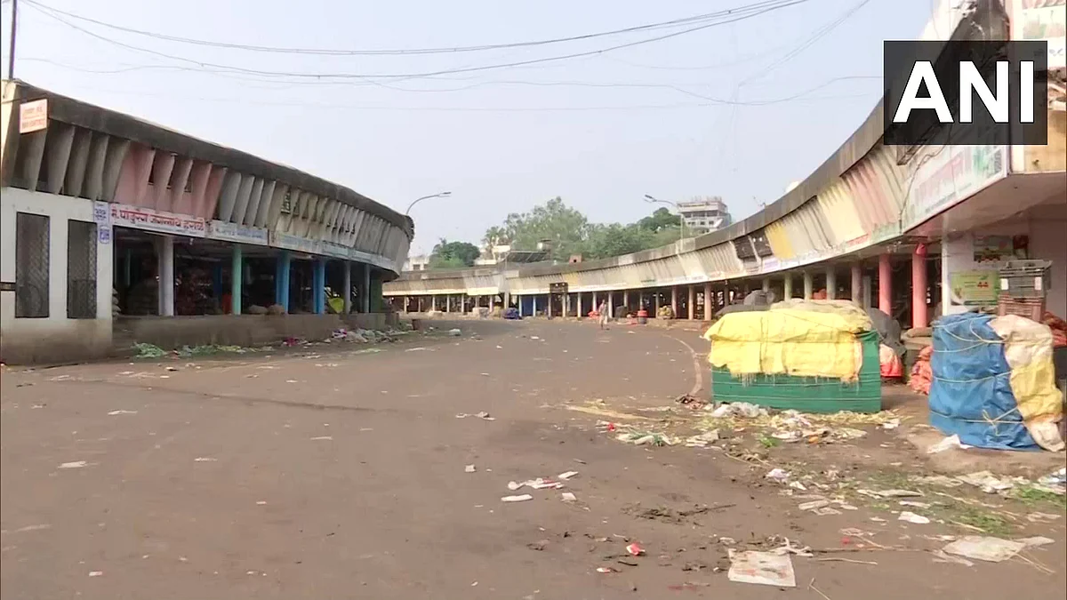 APMC market closed in Pune in support of bandh call given by Maha Vikas Aghadi over the Lakhimpur Kheri violence.