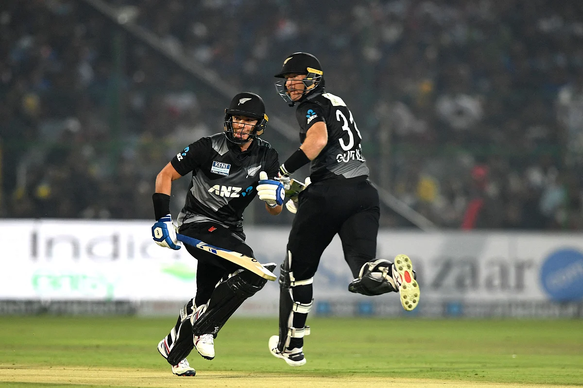 IND vs NZ: Martin Guptill, Mark Chapman hit fifties in New Zealand's 164/6; R Ashwin, Bhuvneshwar...