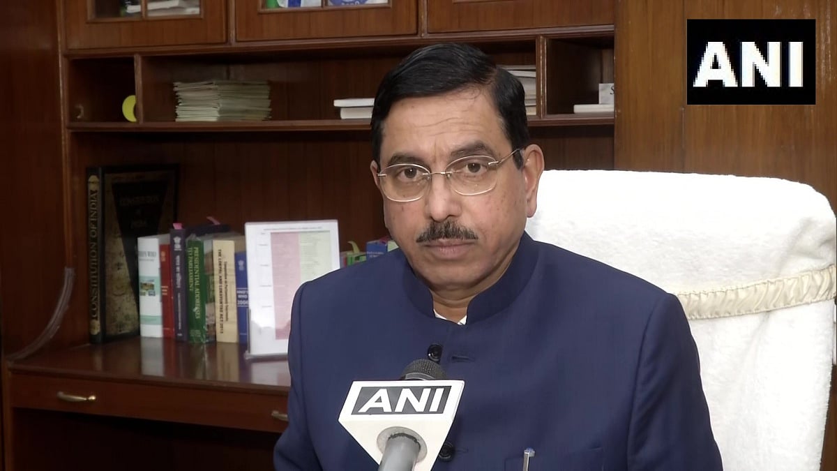 Minister of Parliamentary Affairs Pralhad Joshi flags of Kolhapur Express - Vimarsana News