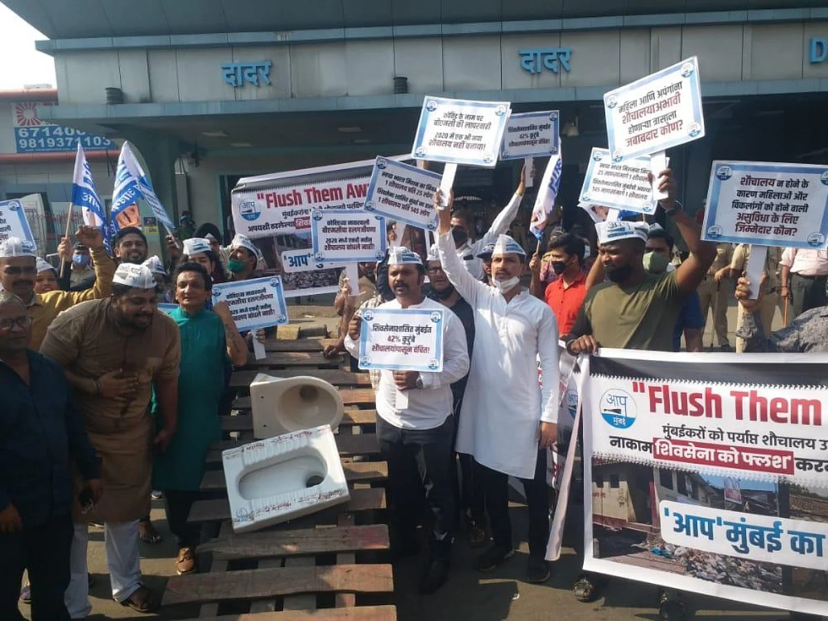 Mumbai: AAP protests against BMC's failure to develop toilets and sanitation infrastructure in city