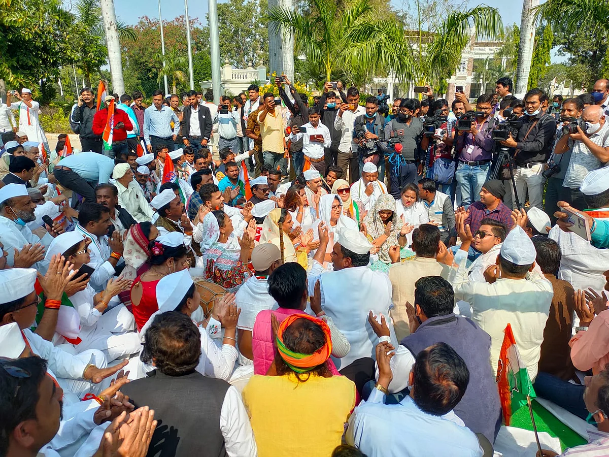 Watch video: Congressmen begin to sing Ramdhun at Minto Hall to protest ‘break the knees’ remark...