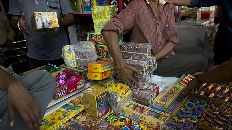 Delhi Police seize 455 kg of banned firecrackers, arrest 2 - Vimarsana News