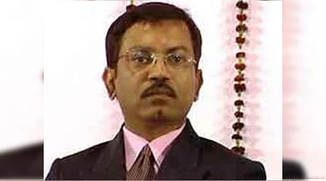 Madhya Pradesh : Retired IAS officer Manoj Shrivastava, Binay Rajaram to be feted with Kabir Samman