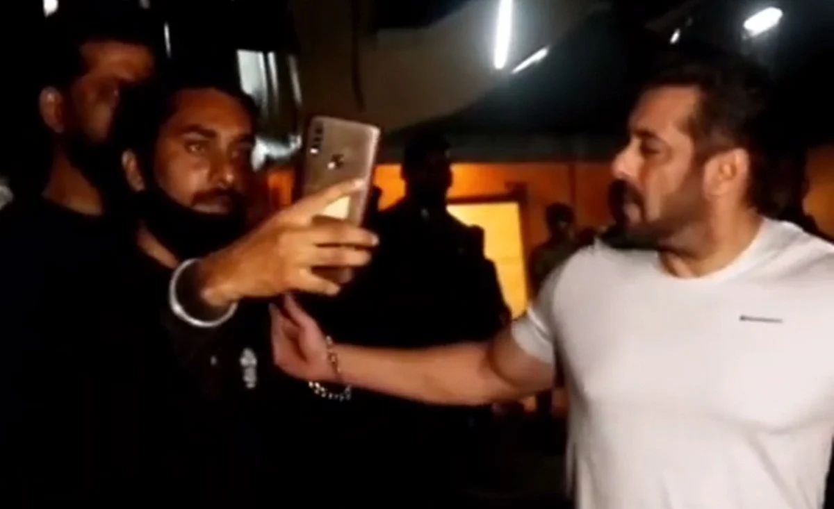 Watch Video: Salman Khan gets annoyed with a fan trying to take selfie; tells him ‘naachna band...