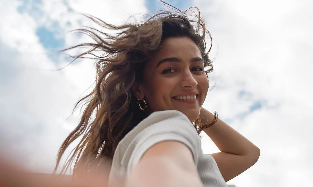 Watch: Alia Bhatt recognises a fan from 2014 at ‘Brown Munde’ singer AP Dhillon's concert in...