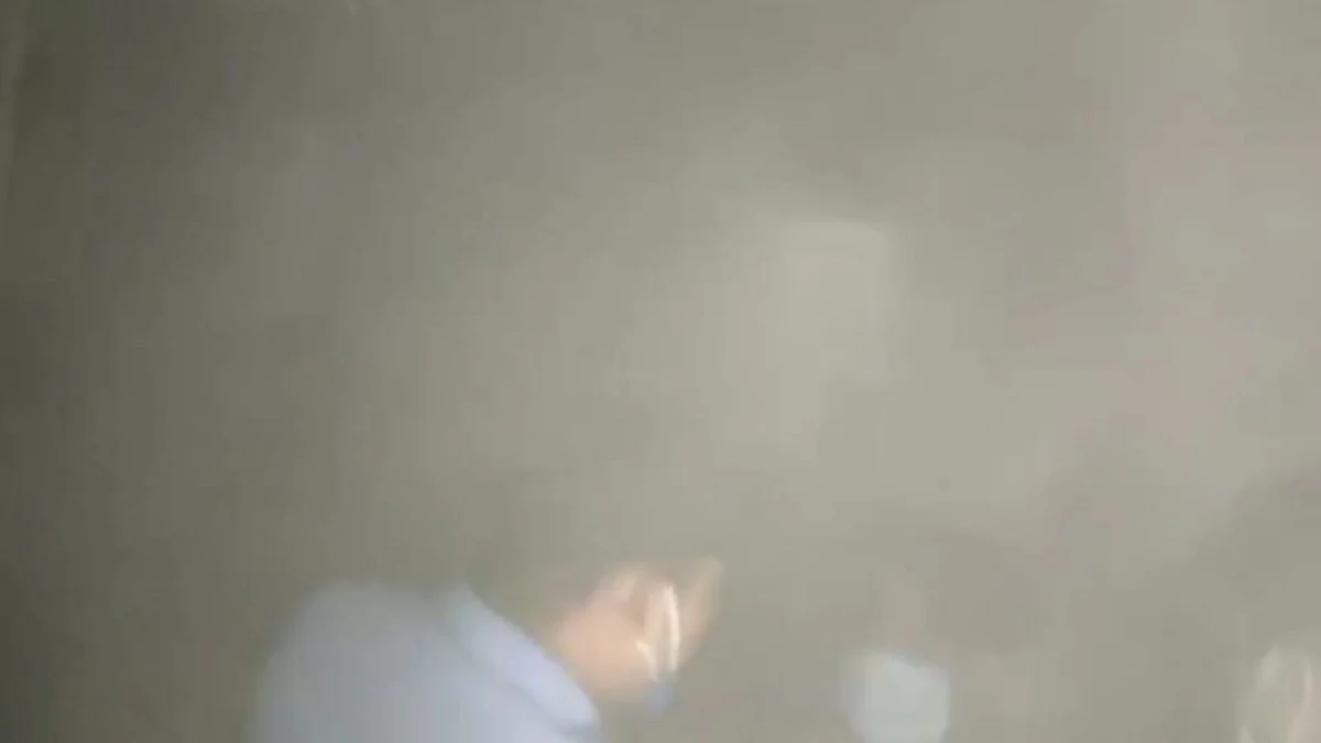 Watch Exclusive Video: Smoke engulfs Kamla Nehru Hospital, people light out of its premises in fear