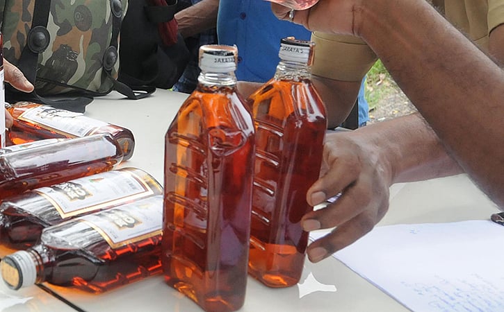 Rajpur: 20 boxes of illicit country-made liquor and 2 beer boxes seized - Vimarsana News
