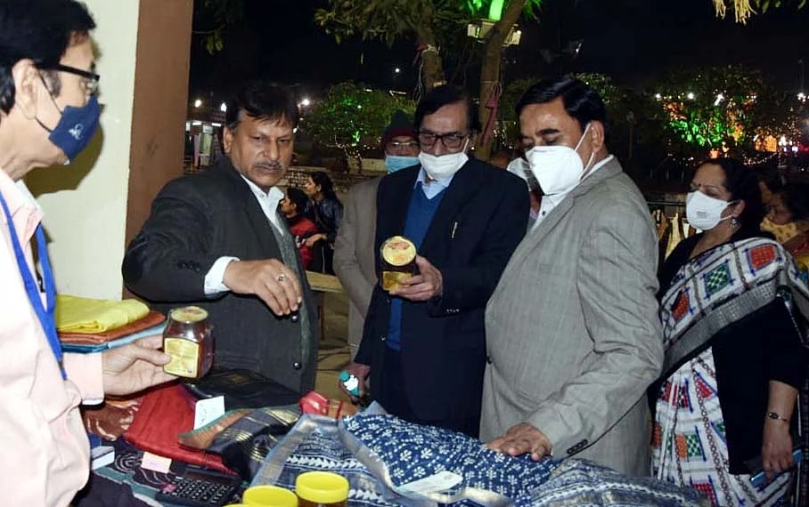 National Handloom Expo: Yak wool coats from Himachal, woollen shawls from Ladakh at Bhopal Haat