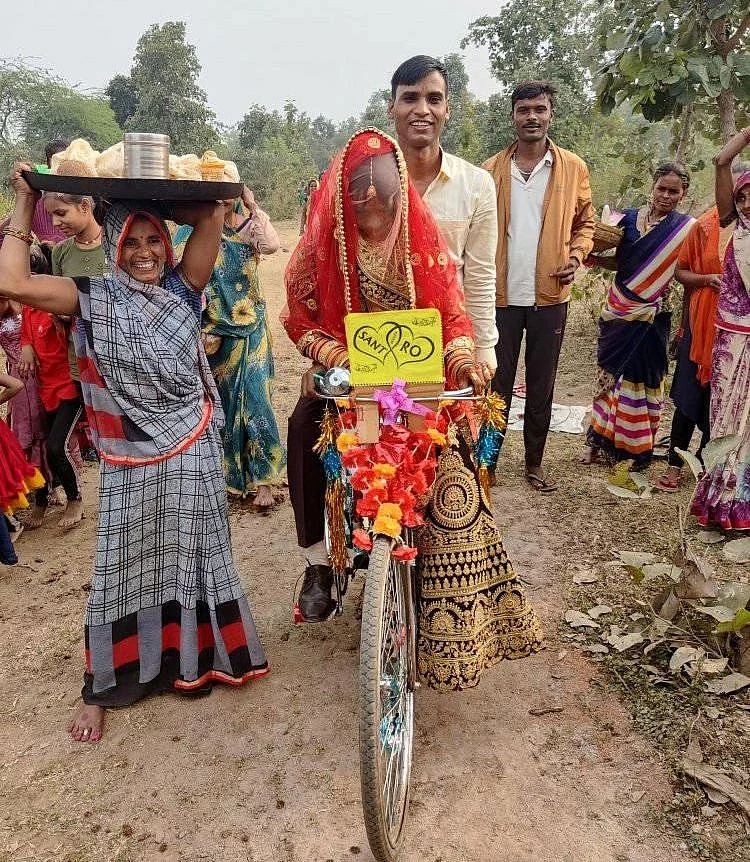 Madhya Pradesh: Cop walks down
the aisle, makes his hamlet 'destination' for green wedding
