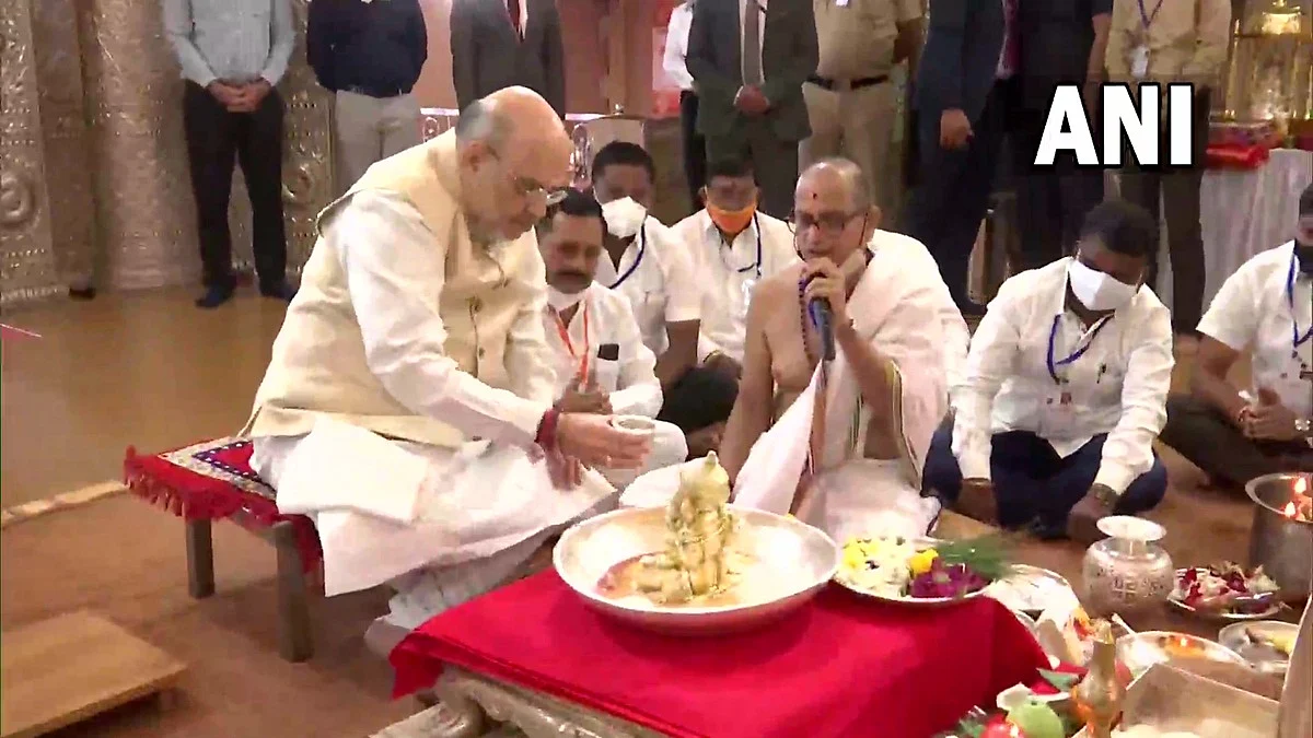Union Home Minister Amit Shah offers prayers at Dagdusheth Halwai Ganpati Temple in Pune - see pics