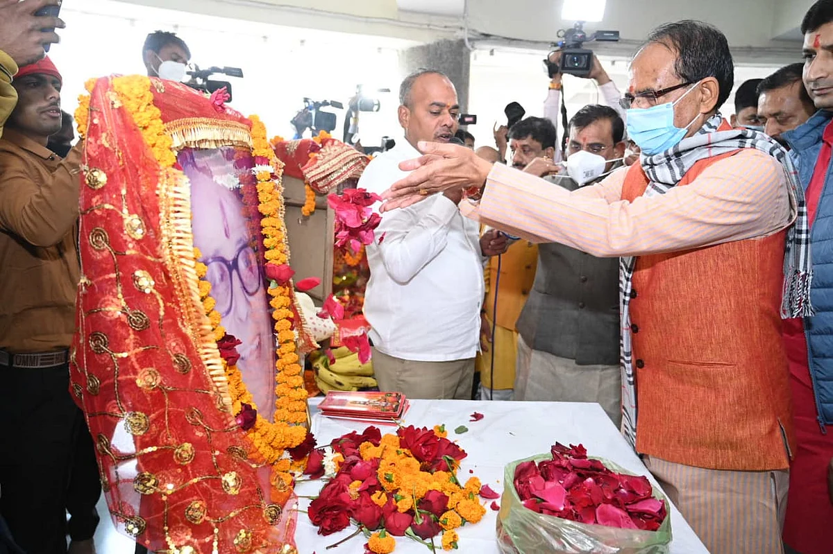Bhopal: Chief Minister Shivraj Singh Chouhan pays respects to Kushabhau Thakre on his birth...