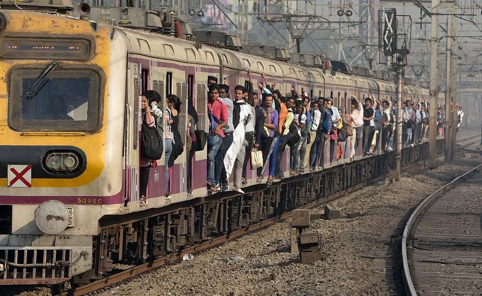 Mumbai: Local commuters of Central Railway will be able to track live locations of local trains from tomorrow; check details here - Vimarsana News