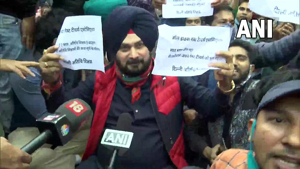'Delhi Education Model is Contract Model': Navjot Singh Sidhu joins protesting teachers outside...