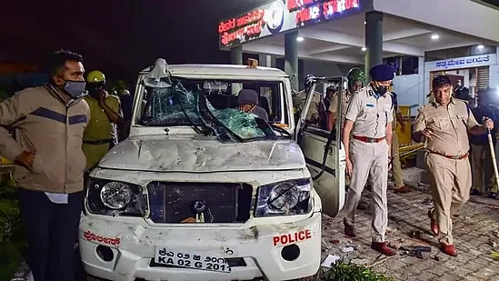 Demonstrators pelt stones at police as border dispute between Maharashtra and Karnataka turns...