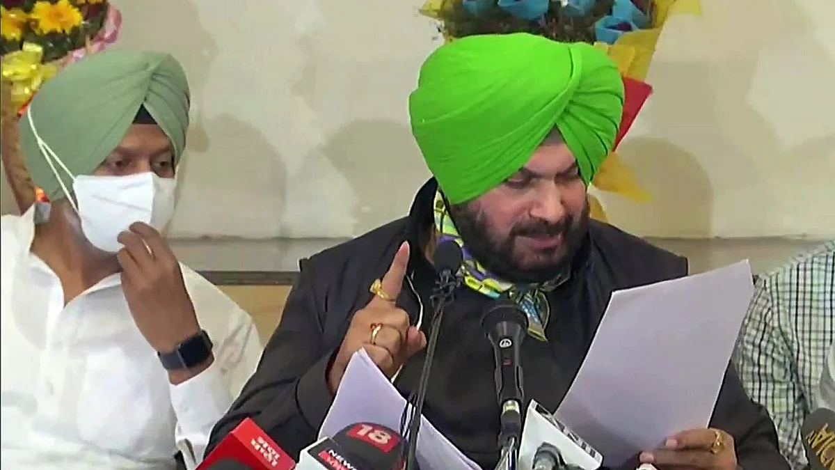 Watch Video: Punjab Congress chief Navjot Singh Sidhu uses a cuss word during a presser; Netizens...