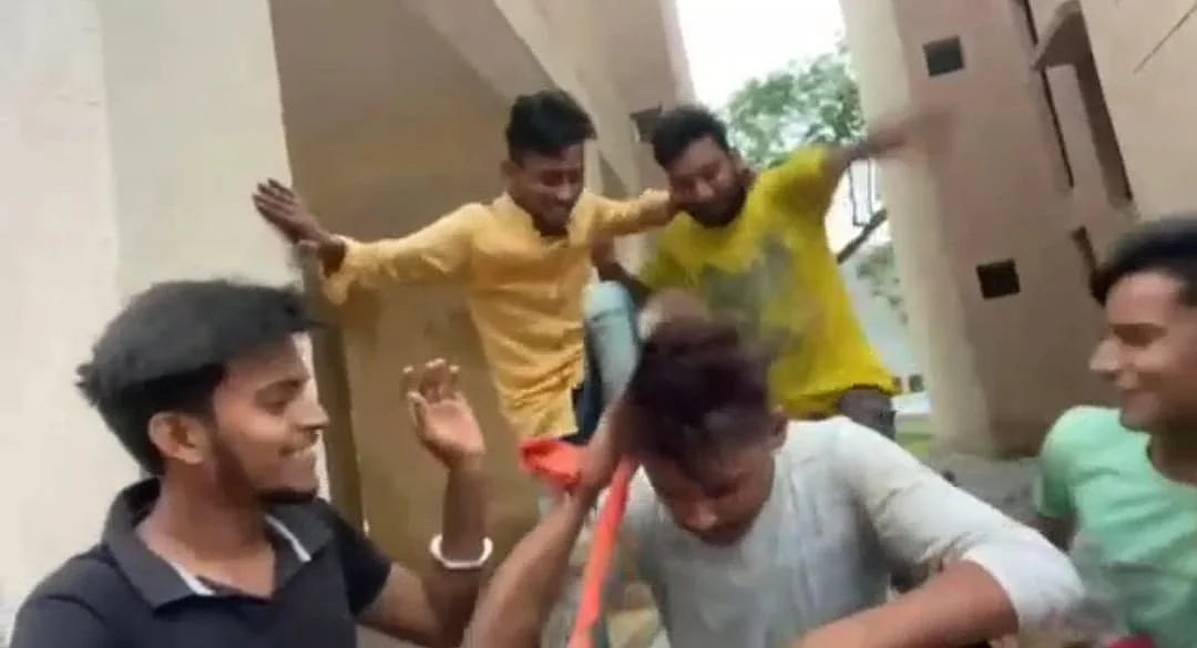Watch video: four youths beat up another youth in Rewa, record video with 'Pawri ho rahi hai' meme