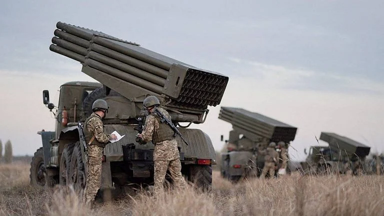 Russia-Ukraine border crisis: UK sends 30 elite troops, 2,000 anti-tank weapons to Ukraine amid...