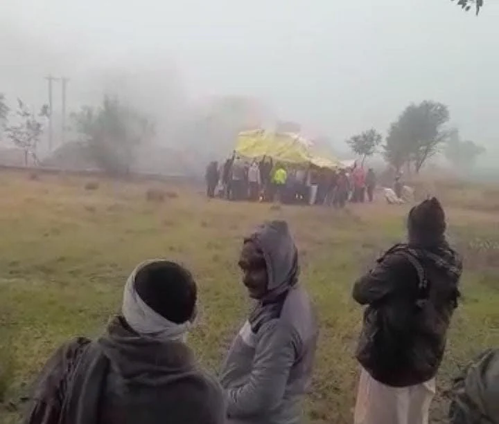 Watch video: Villager perform last rites under shed of tarpaulin amid heavy rain in Gwalior